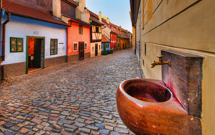 das Goldene Gässchen an der Innenmauer der Prager Burg, Tschechien