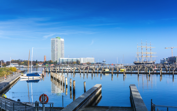 Lübeck-Travemünde mit seinem Yachthafen, den neuen Wohnanlagen und den Viermastschiffen