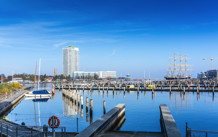 Lübeck-Travemünde mit seinem Yachthafen, den neuen Wohnanlagen und den Viermastschiffen