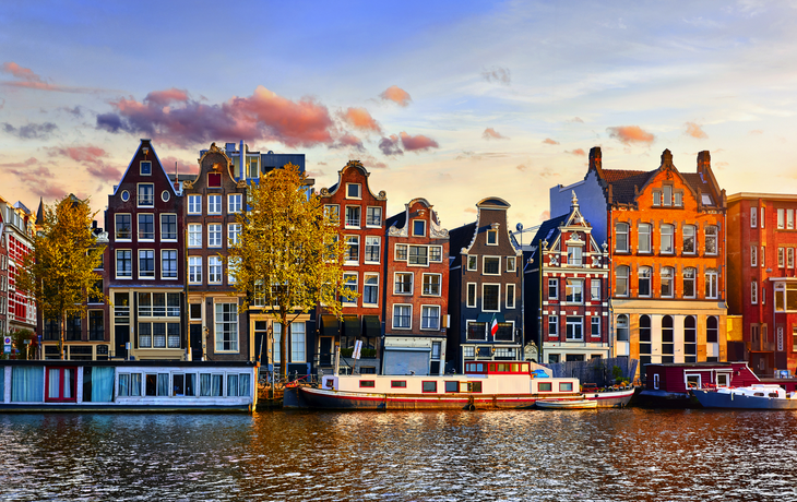 Amsterdam, Niederlande: Die tanzenden Häuser über der Amstel, ein Wahrzeichen der Stadt 