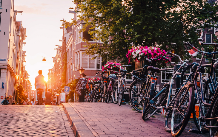 Sonnenuntergang über den Straßen und Grachten von Amsterdam