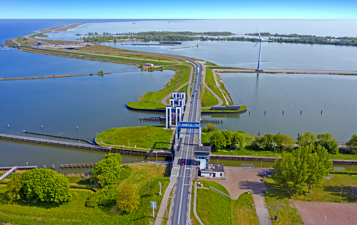 Luftaufnahme vom Deich zwischen Enkhuizen und Lelystad in den Niederlanden