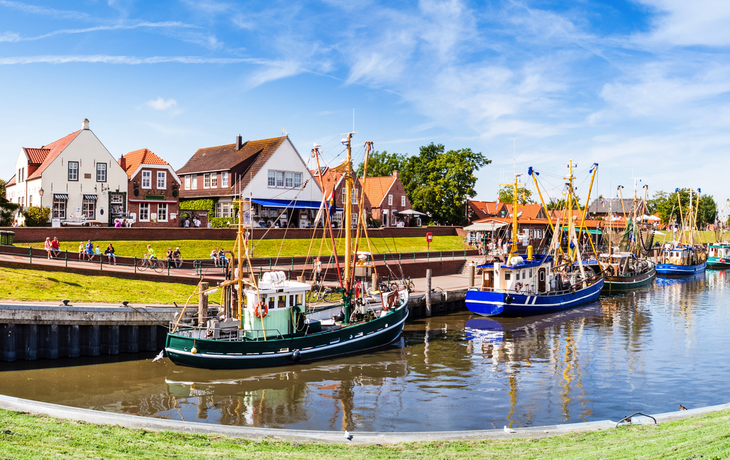 Panorama; Hafen mit Fischerbooten in Greetsiel, Nordsee, Deutsch