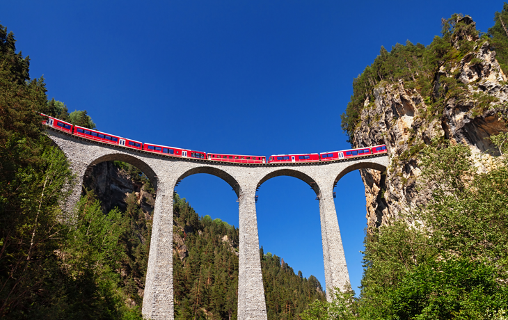 Zugüberquerung des Landwasserviadukts in Graubünden, Schweiz