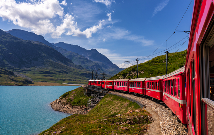 Rhätische Bahn am Lago Bianco und Berninapass im Kanton Graubünden, Schweiz