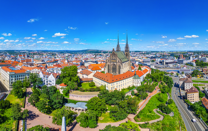 Kathedrale St. Peter und Paul und Skyline von Brünn, Tschechische Republik