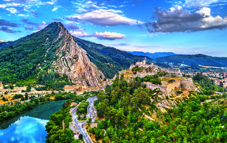 Luftaufnahme von Sisteron mit seiner Zitadelle und dem Felsen Rocher de la Baume