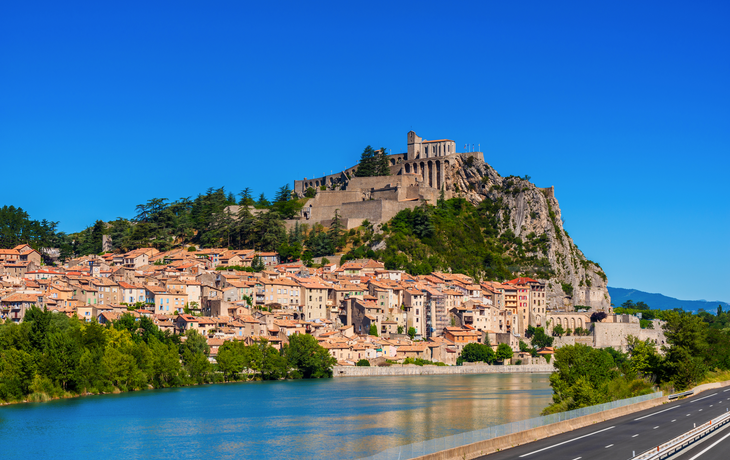 Blick auf das Dorf Sisteron, das „Tor zur Provence“