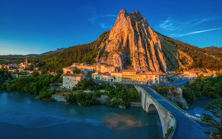 Blick auf die Felsformation Rocher de la Baume und das Dorf Sisteron, das „Tor zur Provence“