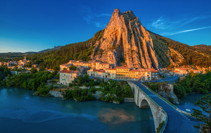 Blick auf die Felsformation Rocher de la Baume und das Dorf Sisteron, das „Tor zur Provence“