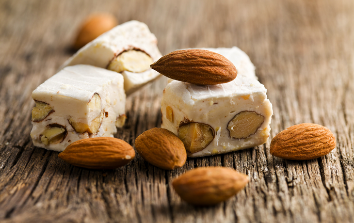 weißer Nougat mit Mandeln