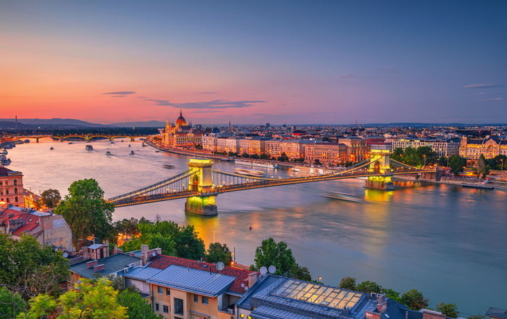 Aussicht auf das ungarische Parlament und die Kettenbrücke im Sonnenuntergang