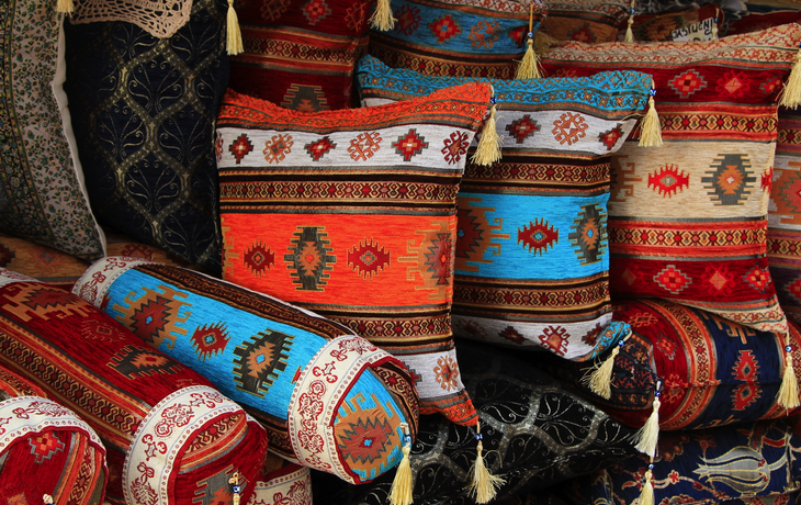 Bunte Kissen am Straßenmarkt in Sarajevo