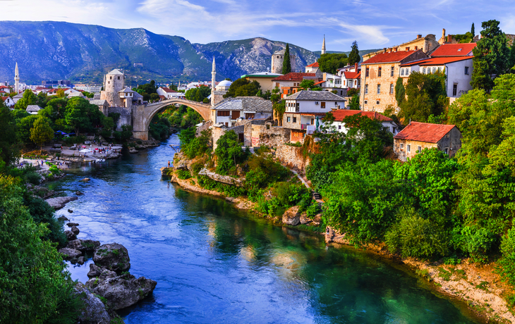 Mostar – Altstadt mit berühmter Brücke in Bosnien und Herzegowina