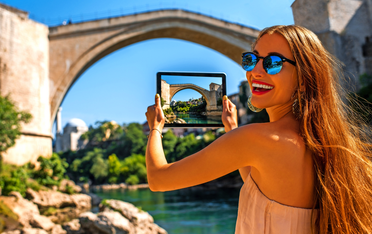 Frau, die alte Brücke in Mostar fotografiert