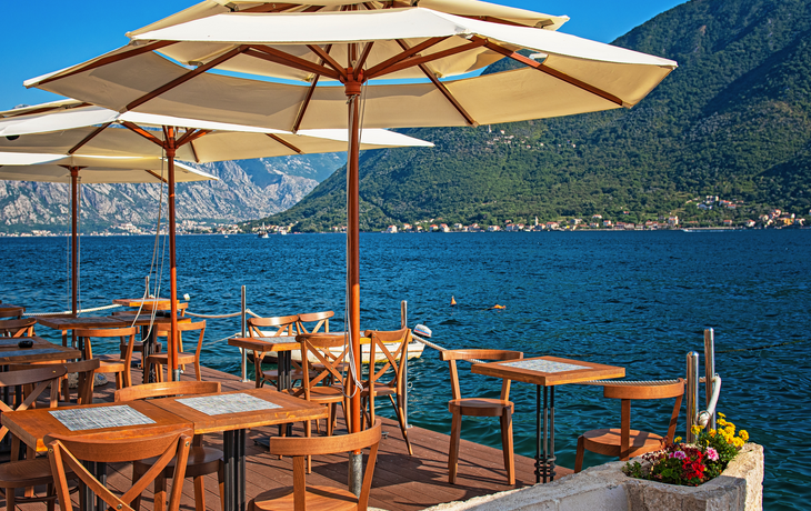 Restaurant am Meer in der Bucht von Kotor