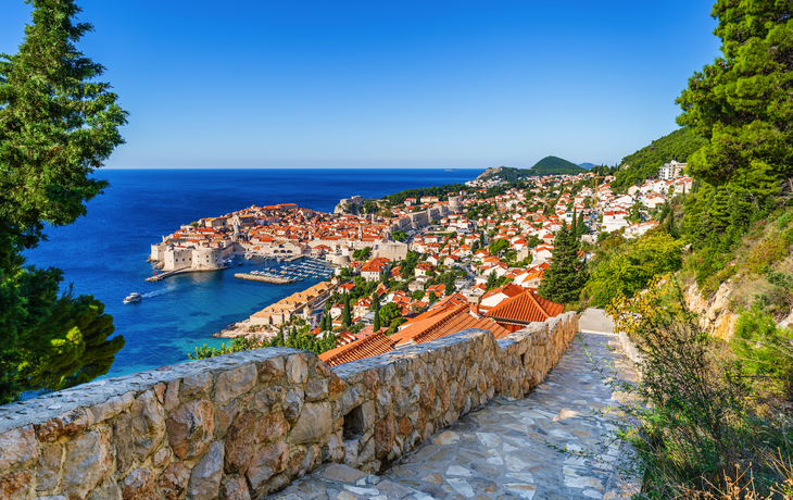 Dubrovnik, Kroatien: Panoramablick auf die Altstadt an der Adria, einer kleinen Küstenstadt an der kroatischen Mittelmeerküste