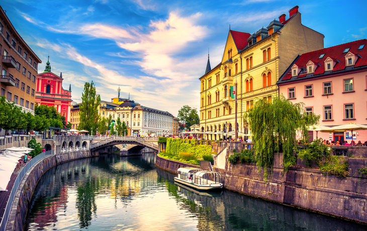 Stadtbildansicht auf dem Ljubljanica-Kanal in der Altstadt von Ljubljana