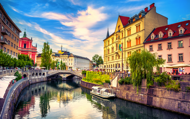 Stadtbildansicht auf dem Ljubljanica-Kanal in der Altstadt von Ljubljana