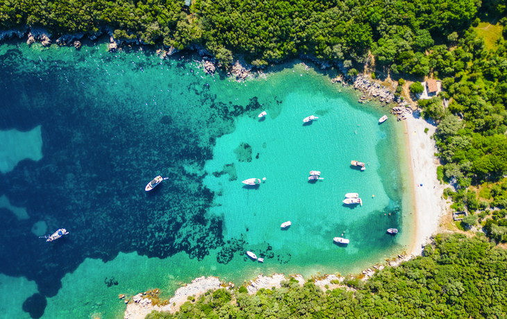 Luftbild der Blauen Lagune bei Plaža Krušćica und des Strandes Tarej auf der Insel Cres
