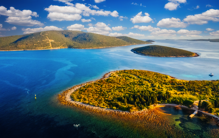 Blick auf die blaue Lagune der Insel Ilovik