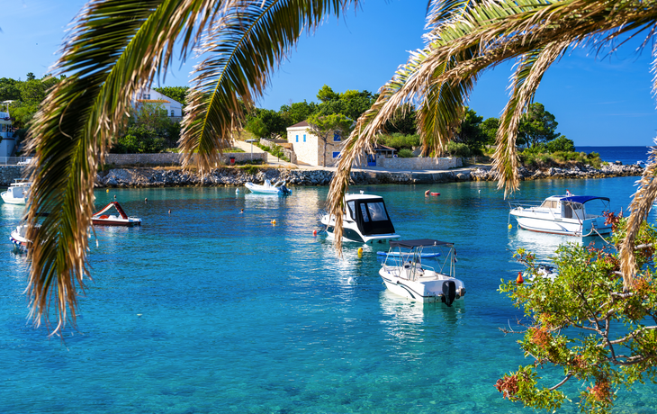 kleiner Hafen in Novalja auf der Insel Pag in Kroatien