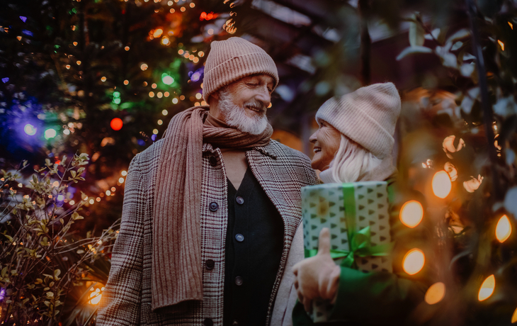 Seniorenpaar beim Weihnachtsshopping