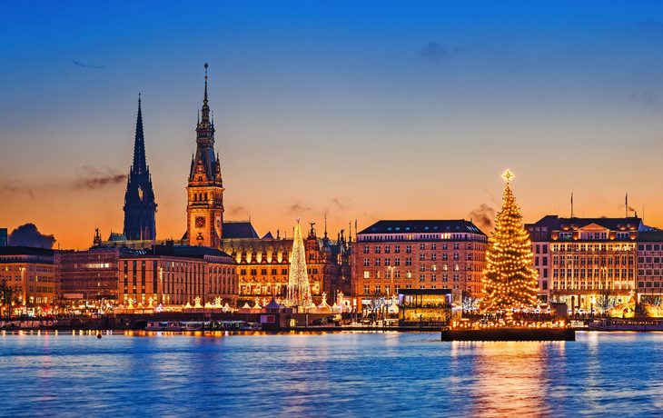 Skyline und Weihnachtsmarkt von Hamburg, Deutschland