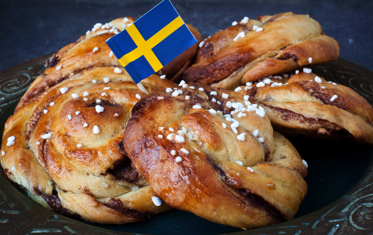 traditionelle schwedische Zimtschnecken, serviert auf einem rustikalen Teller