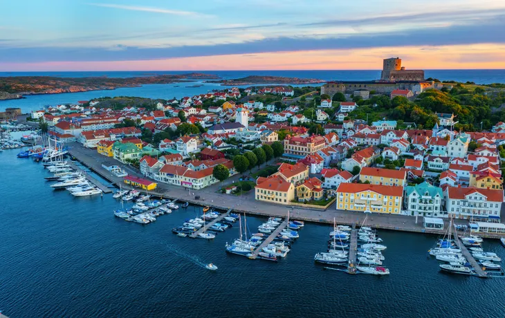 Blick auf den Sonnenuntergang über der schwedischen Stadt Marstrand