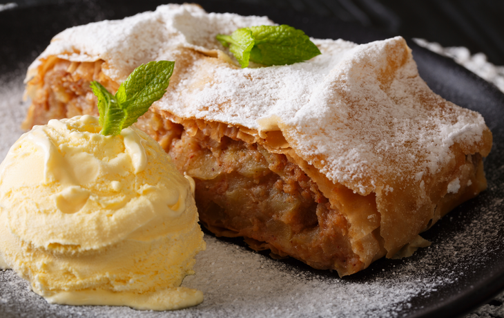österreichischer traditioneller Apfelstrudel