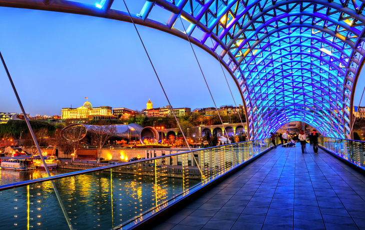 Friedensbrücke und Präsidentenpalast in Tiflis, Georgien