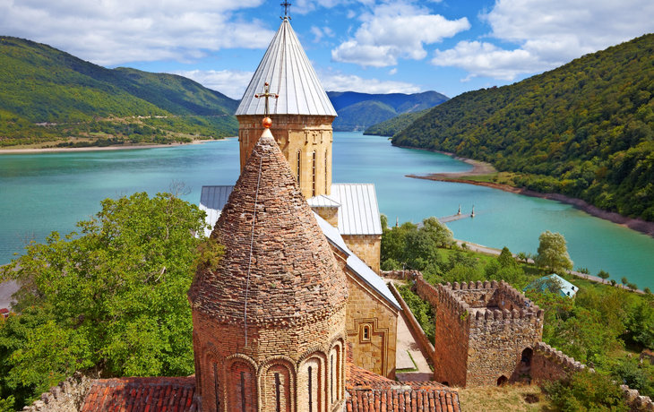 Sehen Sie den Fluss Aragvi von der Festung Ananuri. Georgia