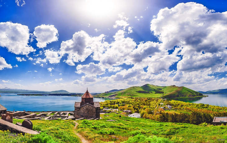 Sevan-Tempelkomplex auf der Halbinsel des Sees Sevan