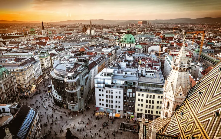 Luftaufnahme von oben auf Wien bei Sonnenuntergang