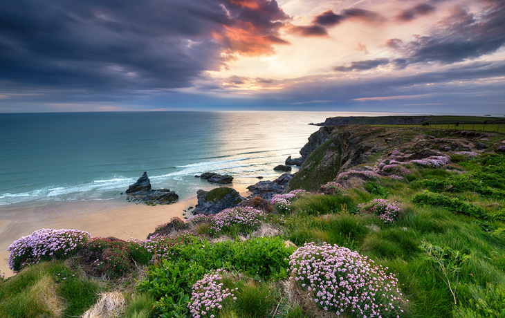 Sonnenuntergang an der Küste von Cornwall