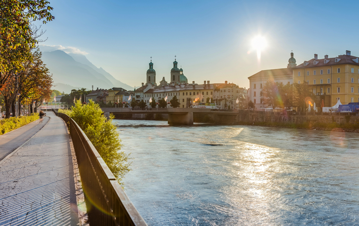 der Fluss Inn auf seinem Weg durch Innsbruck