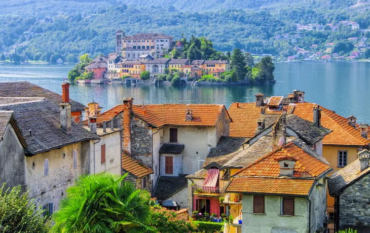 Blick auf die Insel Isola San Giulio im Orta-See in Italien