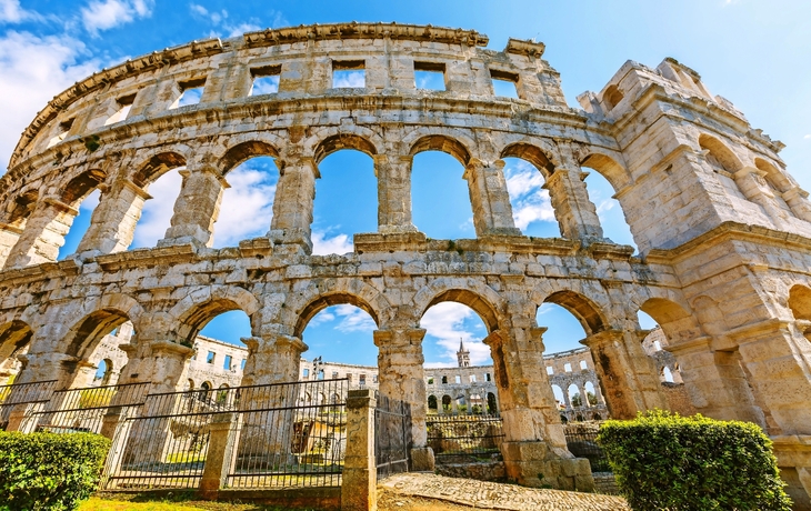 Ein Mauerfragment des antiken römischen Amphitheaters (Arena) in Pula, Kroatien