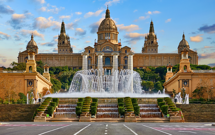 Nationalmuseum von Barcelona am Spanischen Platz mit Brunnen an einem Sommertag