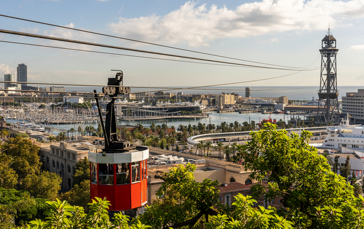 historische rote Seilbahnkabine mit Blick auf den Hafen und das Panorama der Stadt Barcelona
