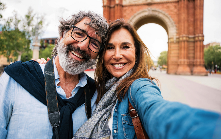 Paar macht Selfie vor dem Triumphbogen in Barcelona