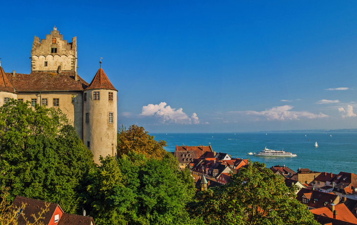 Burg Meersburg mit Panaorama Blick über den Bodensee im Sommer 