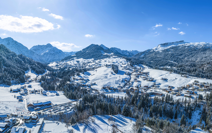 Panoramablick ins Kleinwalsertal im Winter mit dem Dorf Hirschegg und den Bergen Großen Widderstein, Heuberg und Hoher Ifen