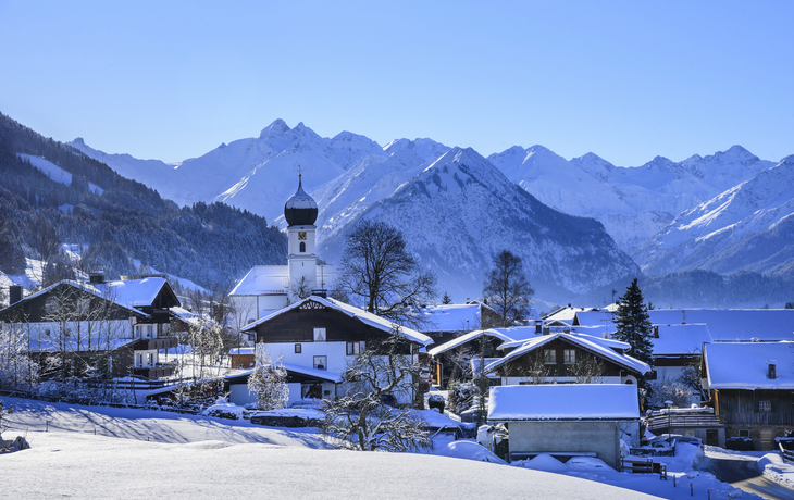 verschneites Schöllang bei Oberstdorf im Oberallgäu, Deutschland