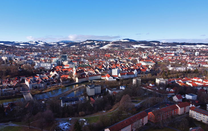 Blick über die Stadt Kempten im Winter