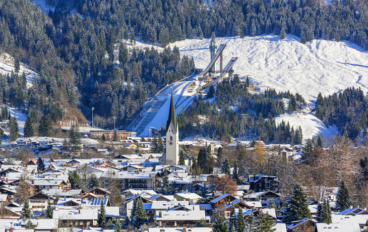 Blick auf Oberstdorf und die Schattenbergschanze