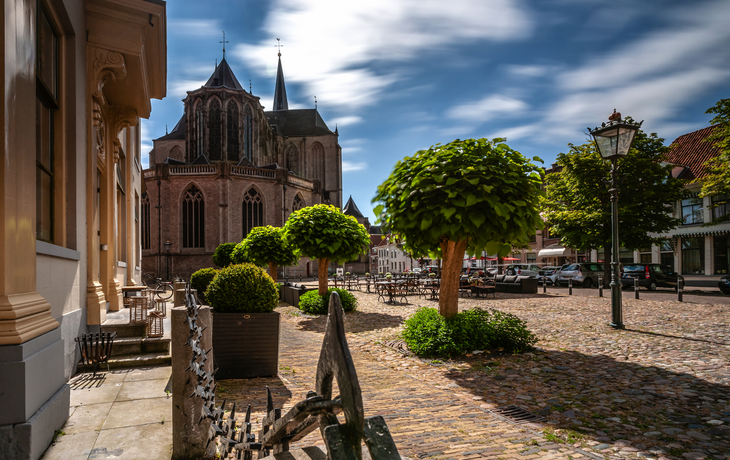 Altstadt mit dem Korenmarkt der mittelalterlichen Stadt Kampen in Overijssel, Niederlande
