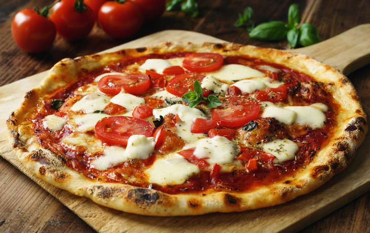 frische hausgemachte italienische Pizza Margherita mit Büffelmozzarella