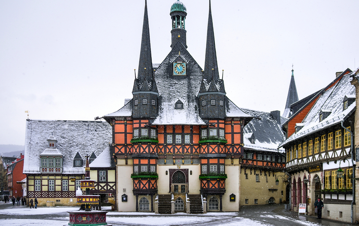 Marktplatz von Wernigerode im Schneefall